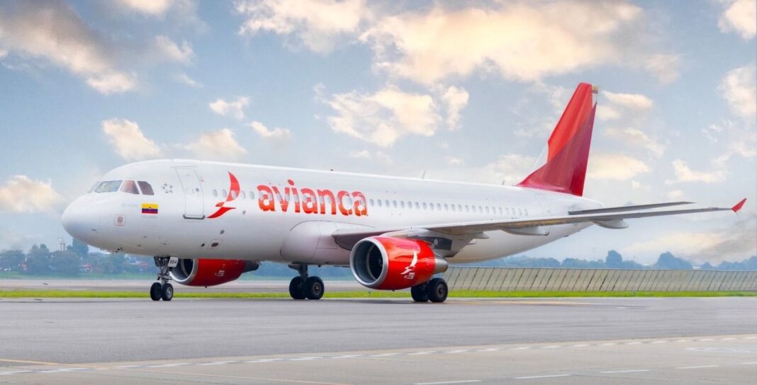 Avión de Avianca en pista de aeropuerto