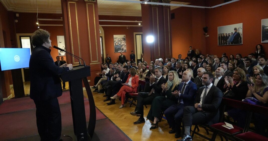 Sesión del Congreso argentino con legisladores en sus bancas