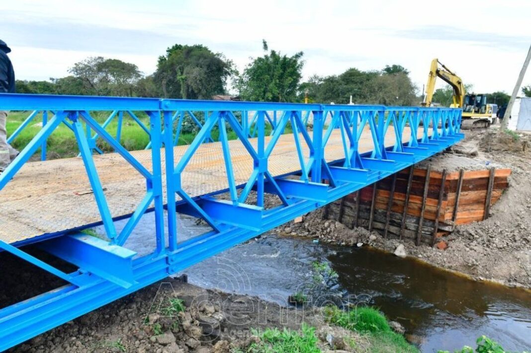 Puente sobre el riacho El Pucú bloqueado con tambores y retroexcavadora en Formosa