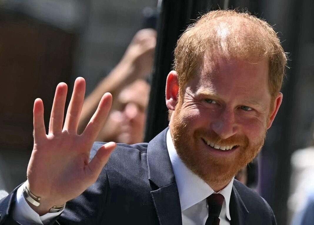 Fotografía de los duques de Sussex y el rey Carlos III en Highgrove House