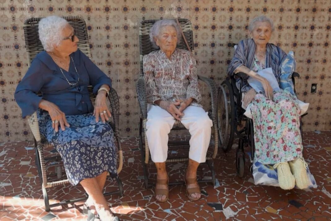 Fotografía de las tres hermanas brasileñas Levita, Zoraide y Zulina de Deus