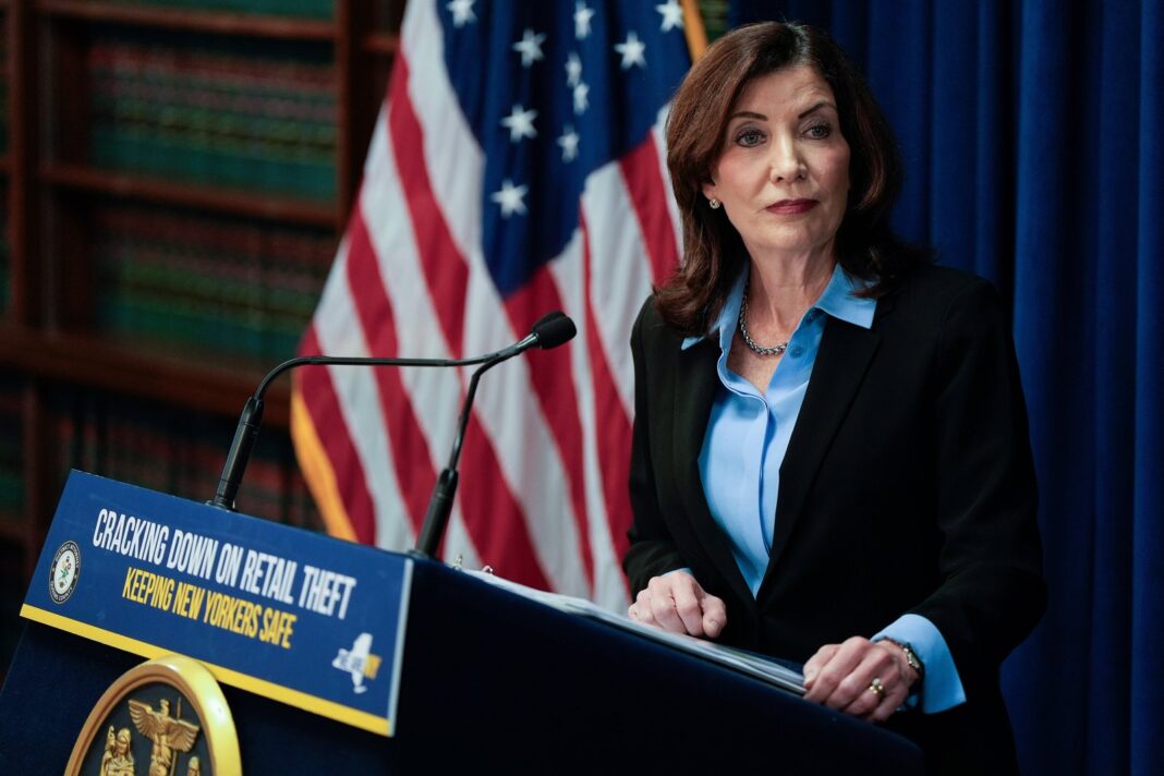 Gobernadora Kathy Hochul durante anuncio de revisión de regulaciones