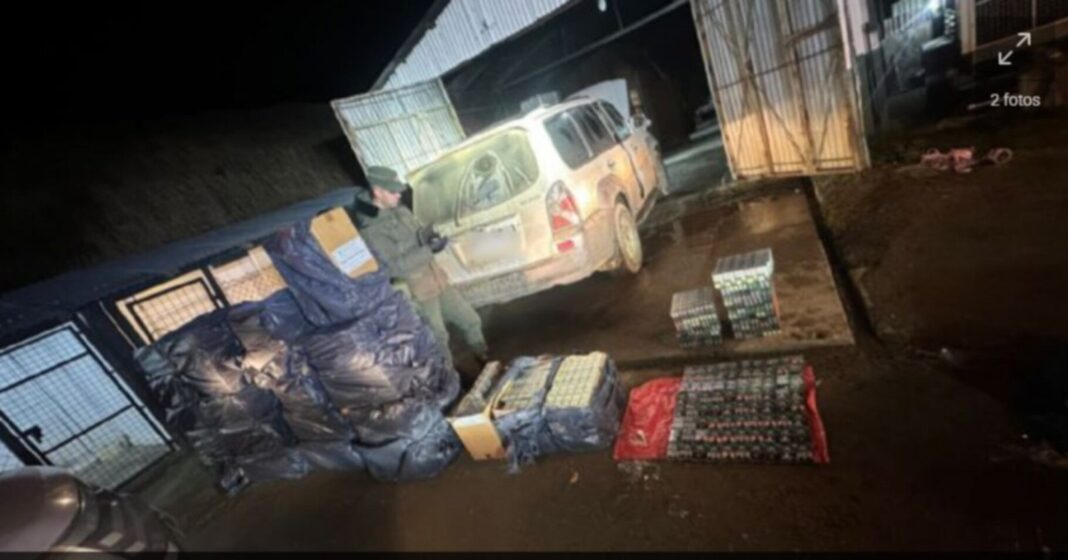 Camioneta Hyundai Terracan abandonada en un cauce de agua, utilizada para el transporte ilegal de cigarrillos en Tierra del Fuego