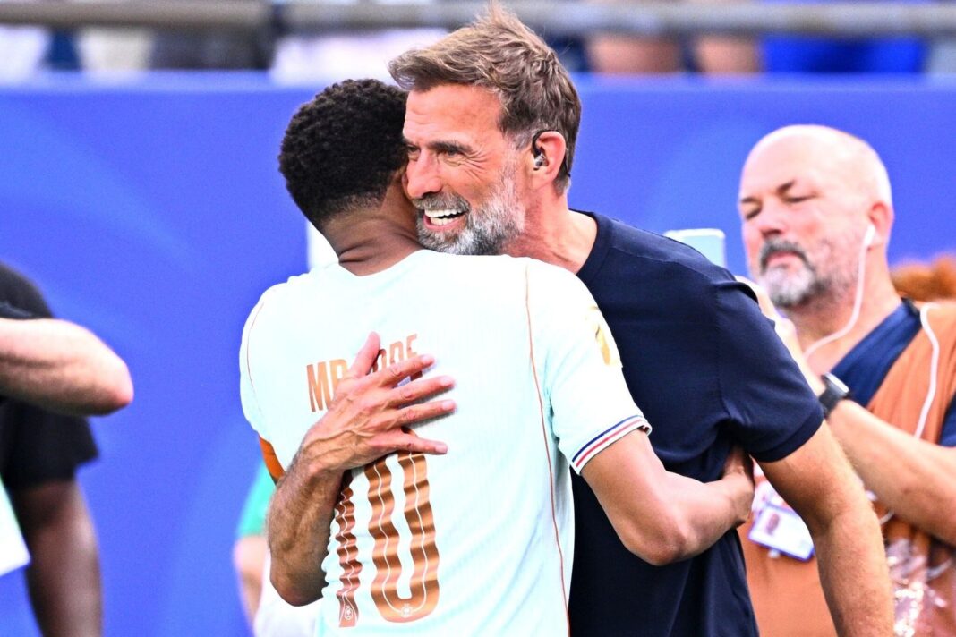 Jürgen Klopp y Kylian Mbappé en el estadio de Boston tras el partido Francia vs. Marruecos