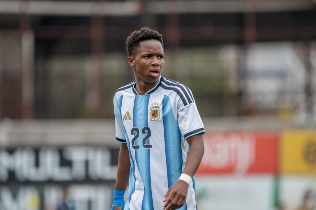 Stephen Kiki Ramos con la camiseta de la Selección Argentina Sub 17