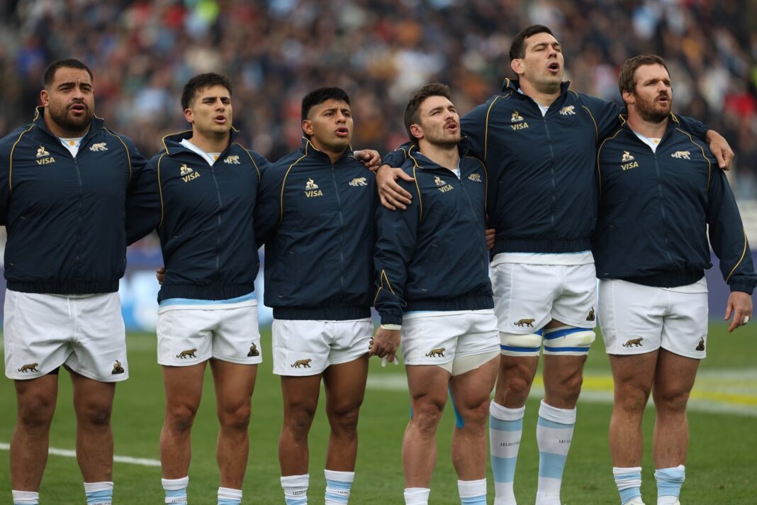 Jugadores de Los Pumas formando en el campo de juego del estadio San Juan del Bicentenario