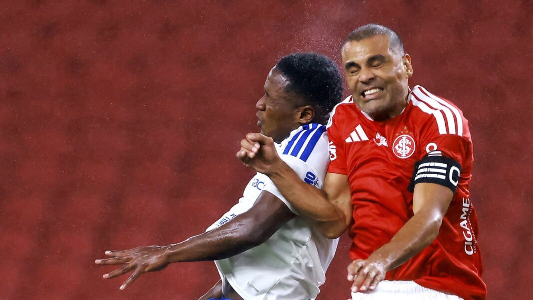 Luis Sinisterra lesionado en camilla durante partido de Cruzeiro