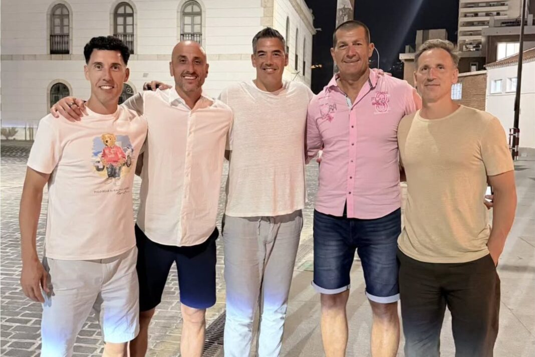 Manu Ginóbili junto a Luis Scola, Pablo Prigioni, Rubén Wolkowyski y Pepe Sánchez durante su cena de cumpleaños