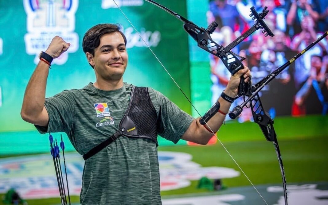 Matías Grande celebrando la medalla de oro en tiro con arco en Santo Domingo 2026