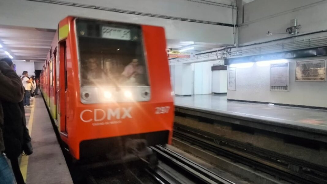 Estación del Metro de la Ciudad de México con cartel del Medio Maratón