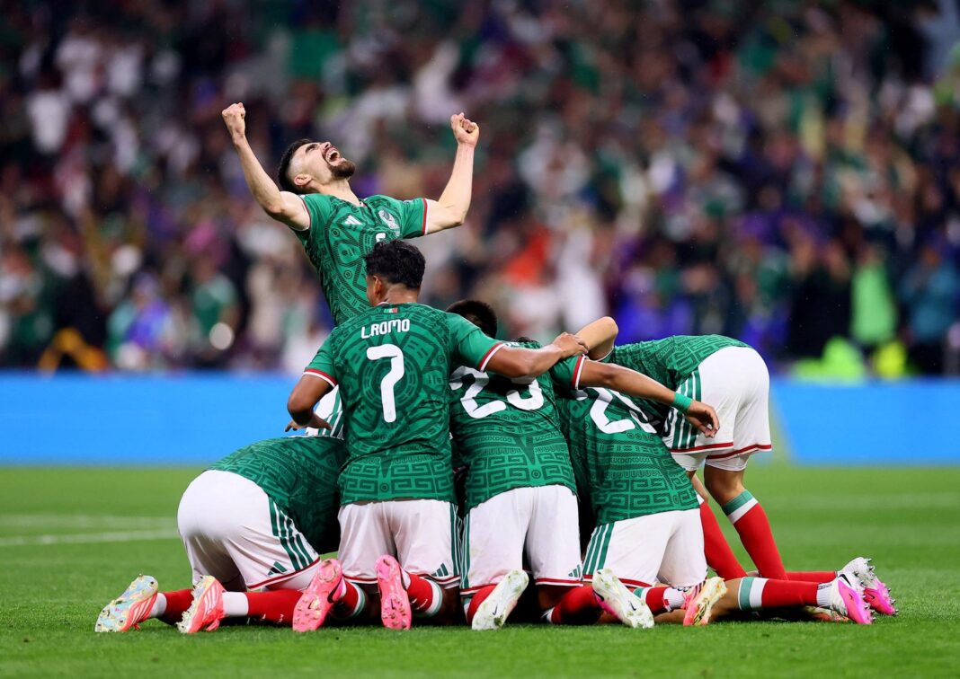 Jugadores de la Selección Mexicana celebrando un gol durante el partido contra Ecuador en el Mundial 2026