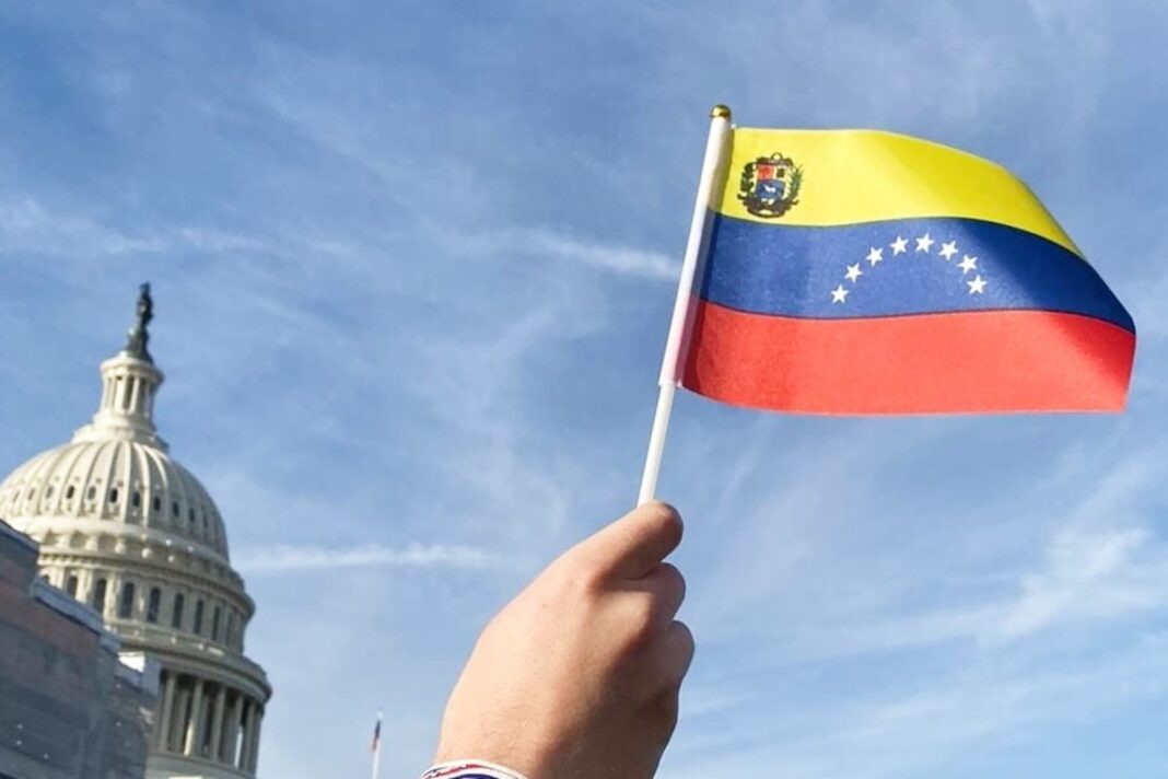 Migrantes venezolanos con carteles en una manifestación pidiendo extensión del TPS