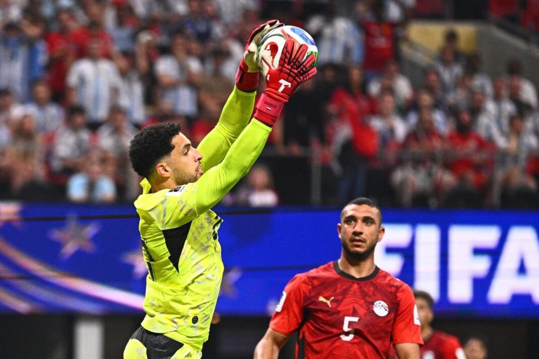 Mostafa Shobeir atajando un penal a Lionel Messi durante el partido Argentina vs Egipto del Mundial 2026