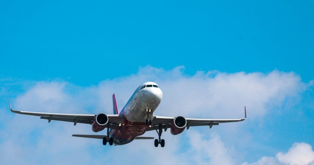 Pasajeros haciendo fila en un aeropuerto europeo