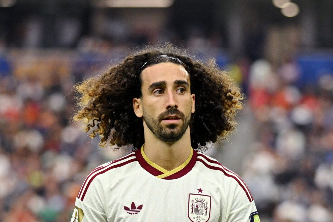 Marc Cucurella con el pelo teñido de rojo celebrando un partido