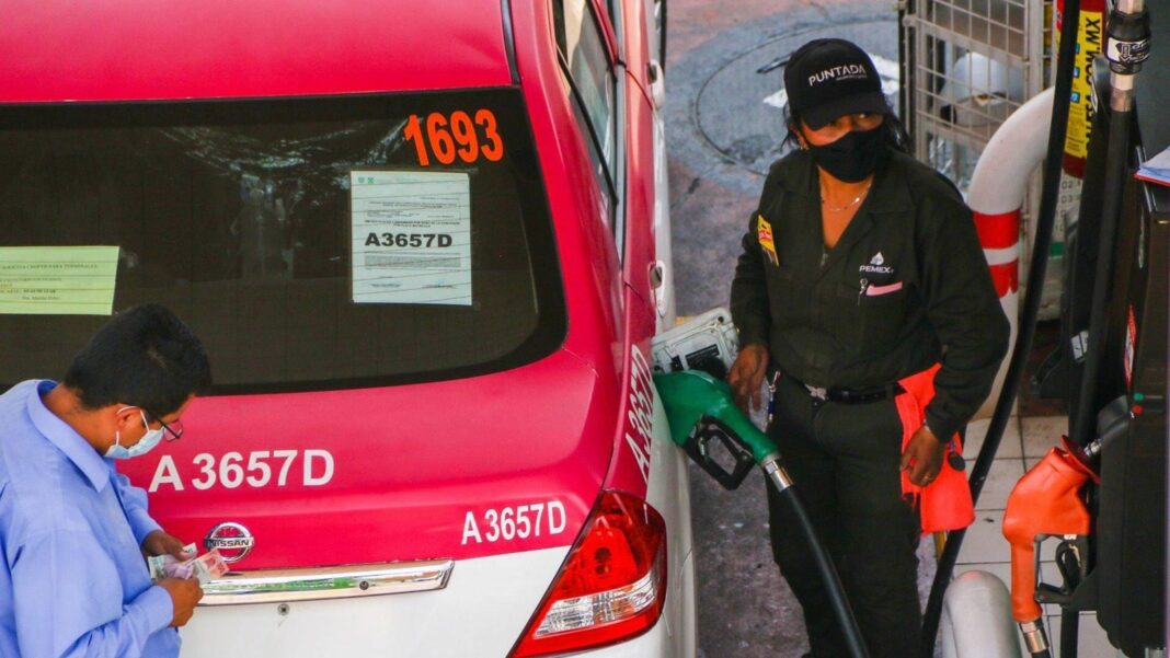 Estación de servicio con surtidores de gasolina en México