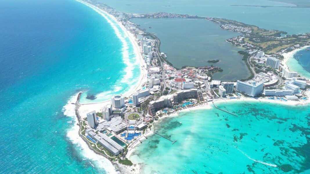 Playa de Cancún con cielo parcialmente nublado