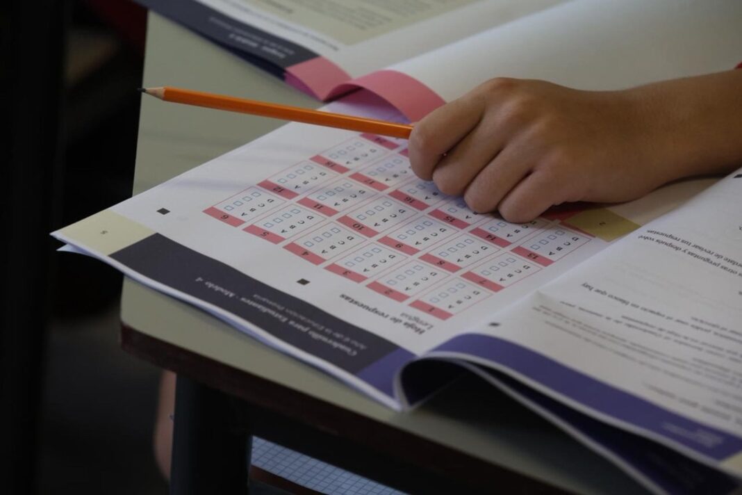 Estudiantes en un aula durante la prueba Aprender 2025
