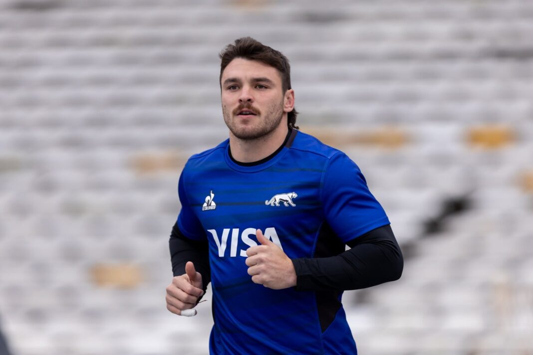 Jugadores de Los Pumas y Escocia en el campo de juego del estadio Mario Alberto Kempes