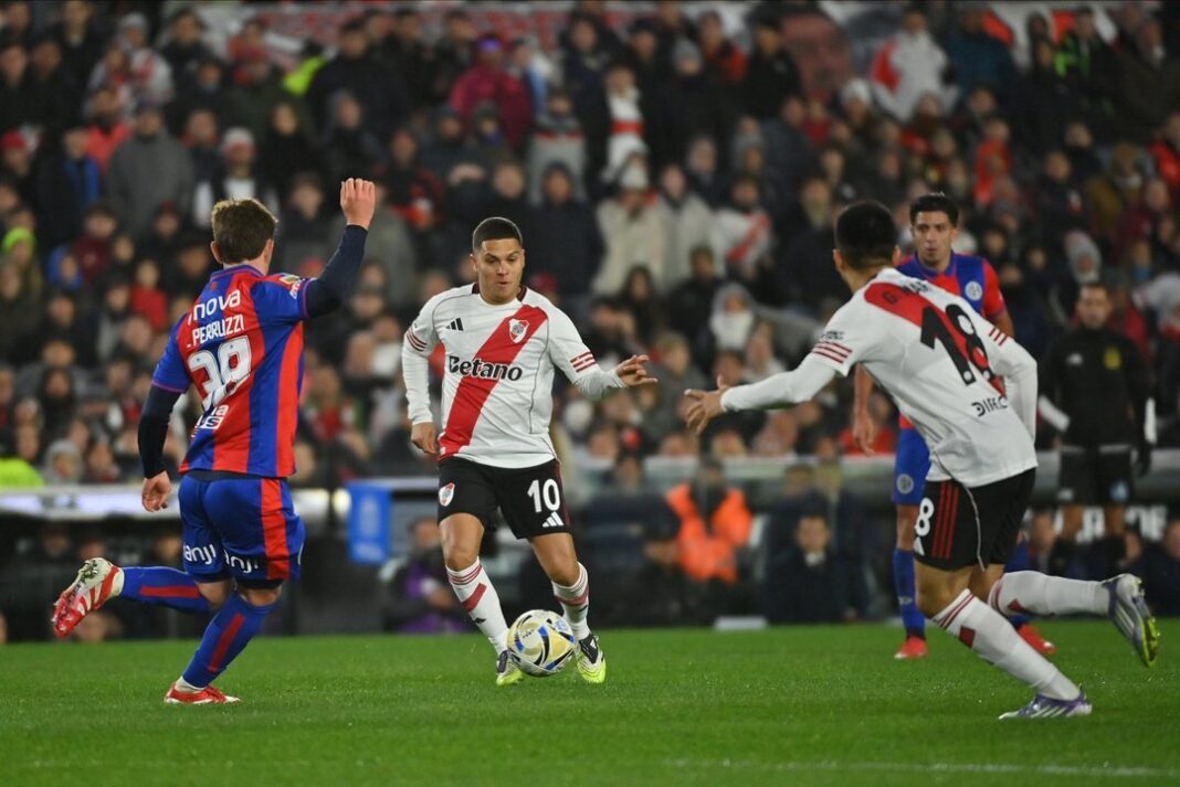 Juan Fernando Quintero durante un entrenamiento de River Plate