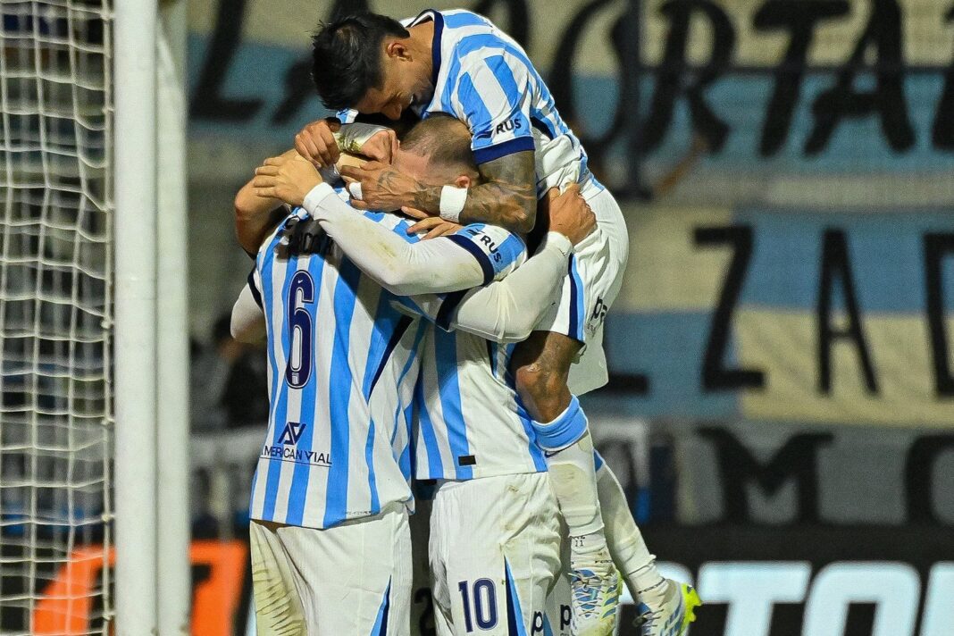 Jugadores de Racing Club celebran un gol durante el partido contra Defensa y Justicia en el estadio Centenario de Quilmes