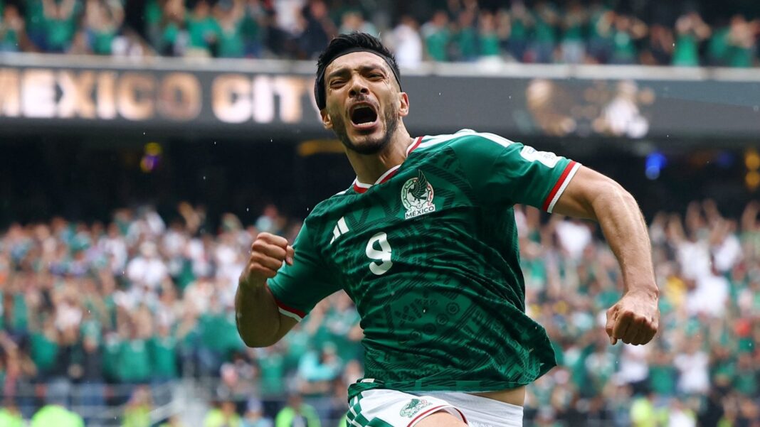 Raúl Jiménez con la camiseta de México durante un entrenamiento
