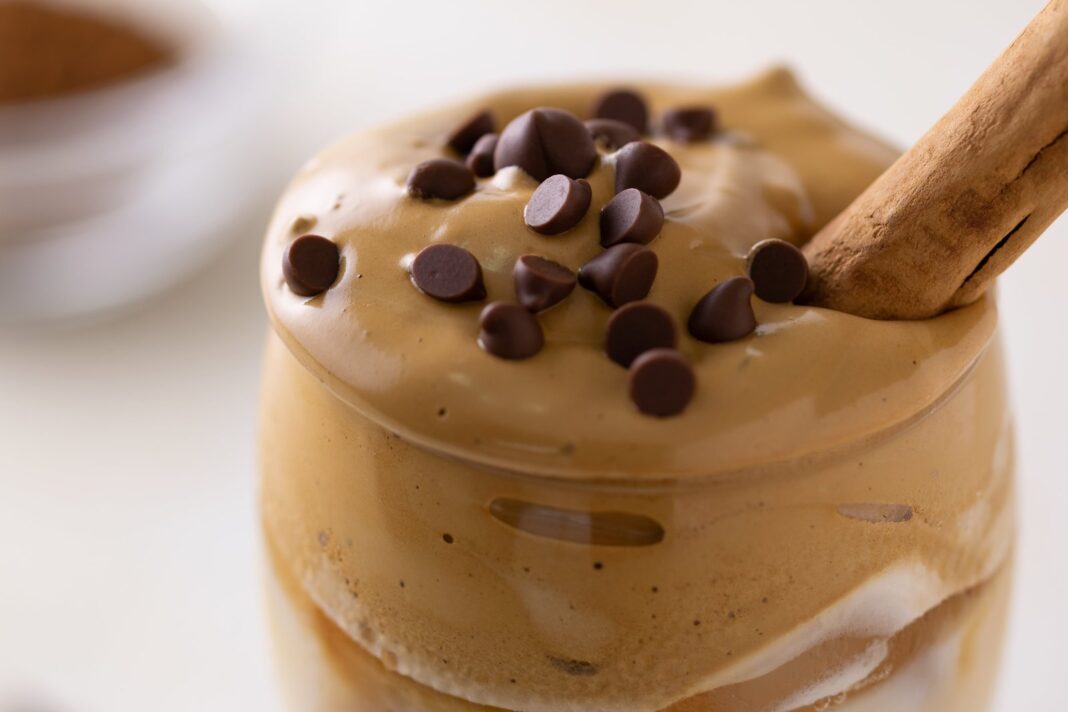 Crema de café con yogur griego en vasitos decorados con cacao y frutas