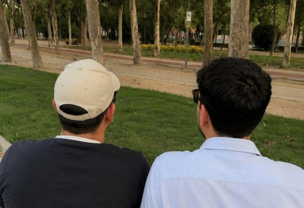 Pareja de hombres guatemaltecos refugiados en España