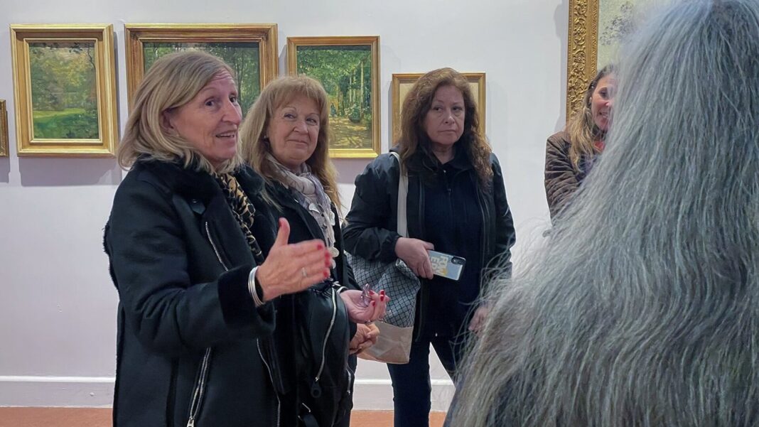 Adultos mayores en un museo de Rosario durante un recorrido guiado
