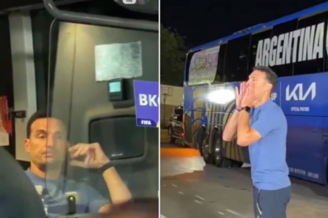 Lionel Scaloni haciendo gesto de reloj a sus jugadores en zona mixta del estadio