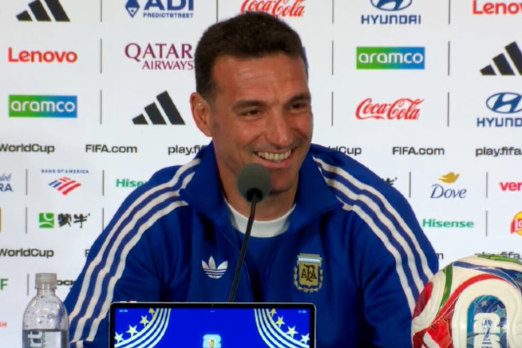 Lionel Scaloni y Germán Denis durante la conferencia de prensa en Miami