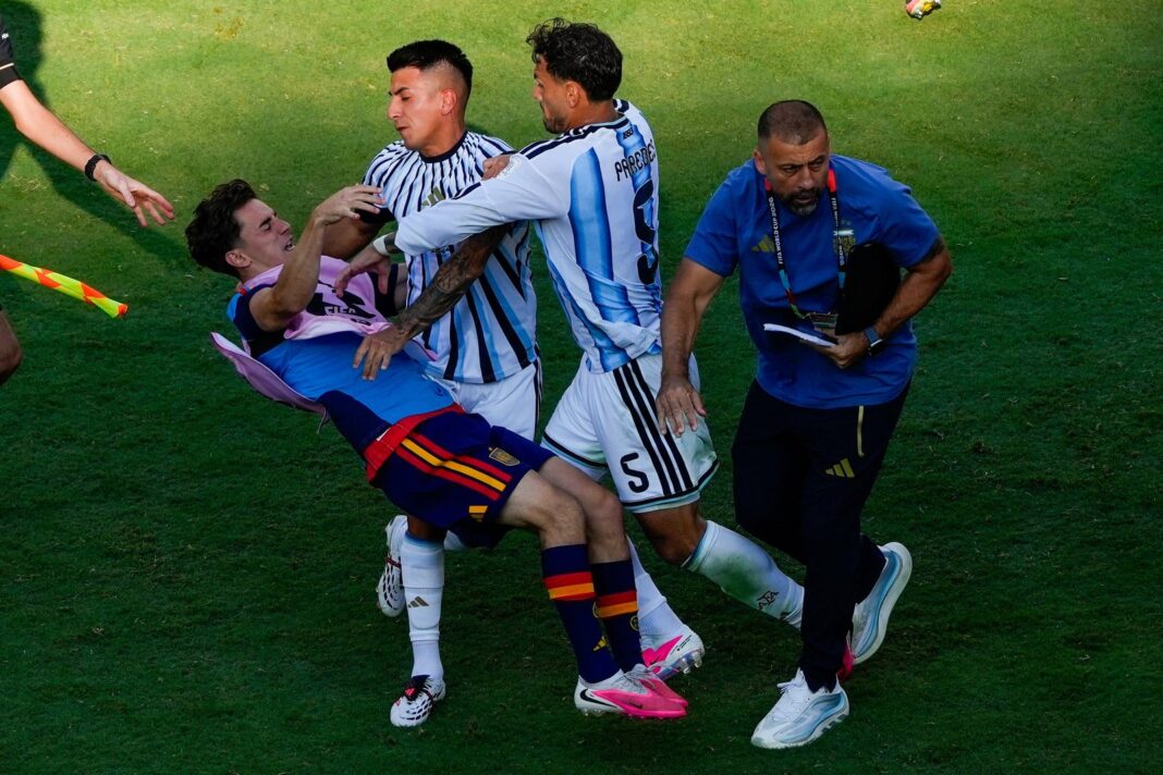 Jugadores de la selección argentina durante el partido final contra España