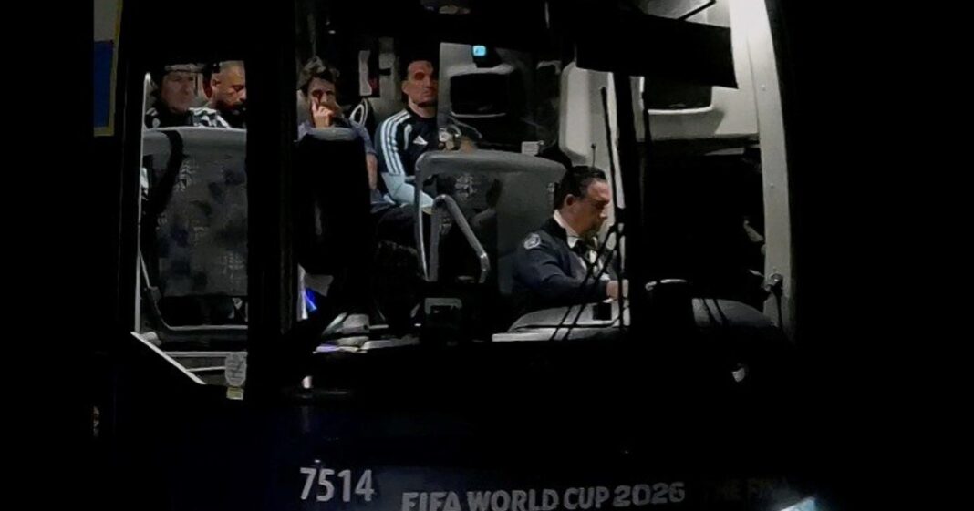 Micro de la Selección Argentina en el aeropuerto