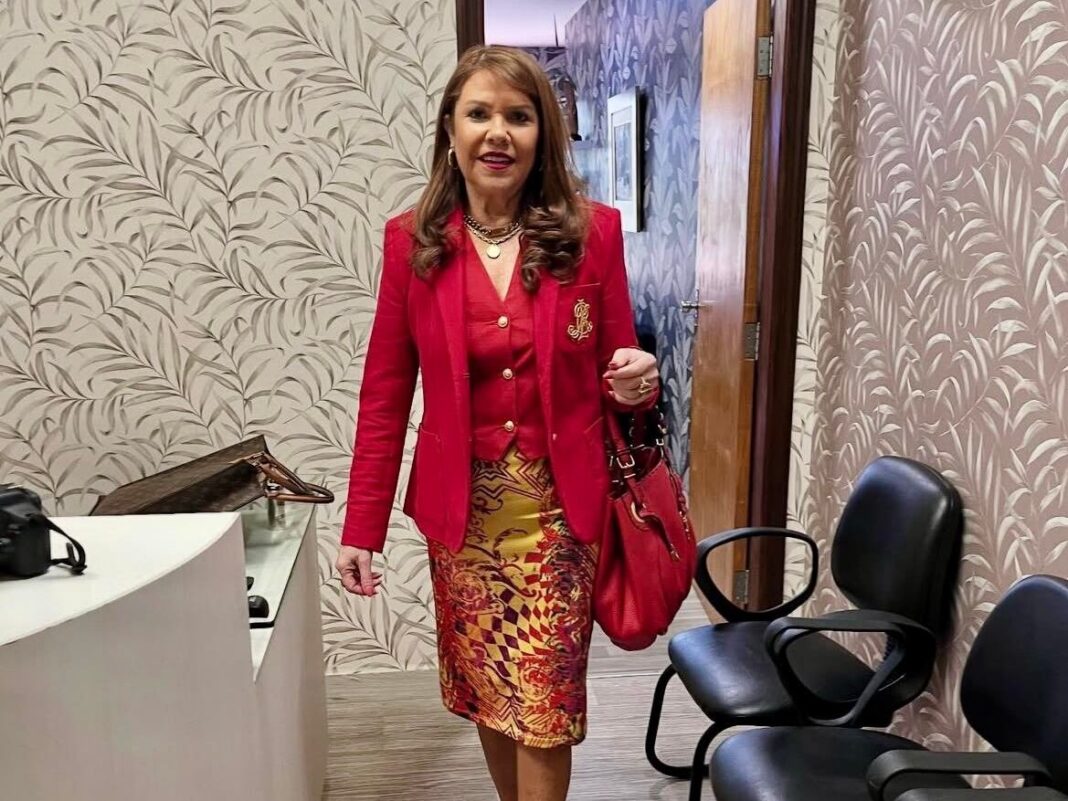 Senadora Celeste Amarilla vestida con colores de España