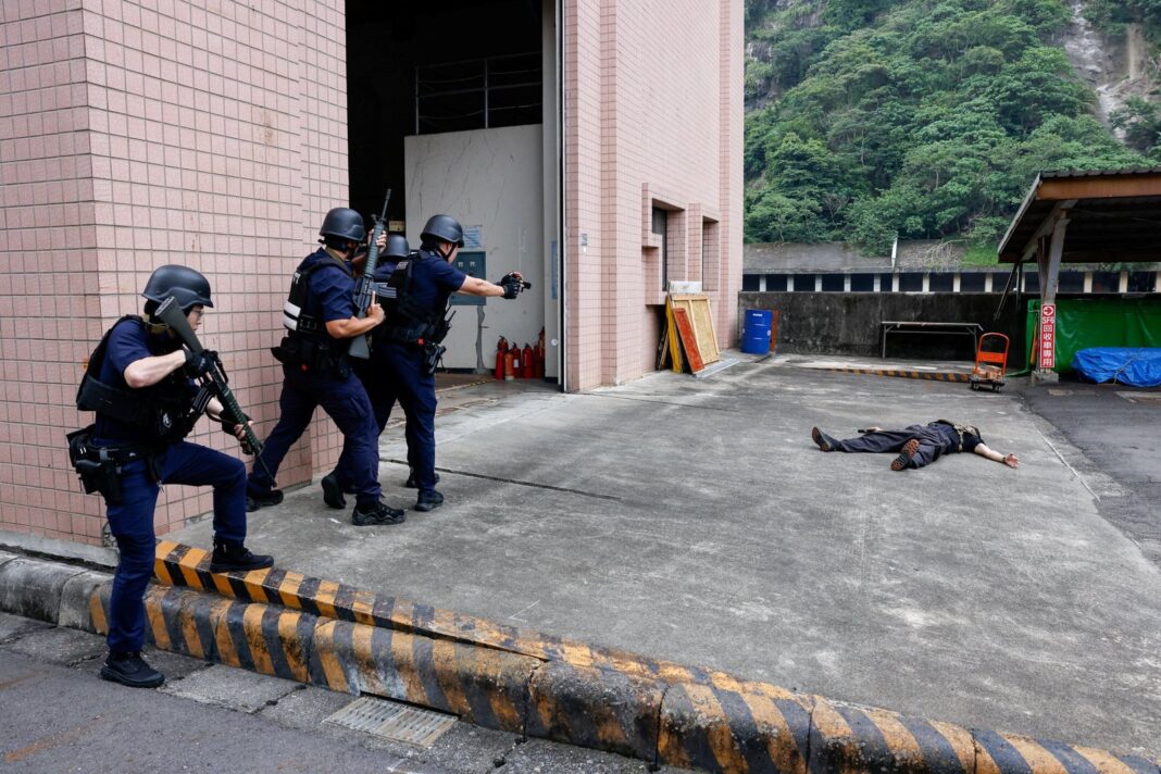 Funcionarios taiwaneses durante simulacro de defensa en Nantou