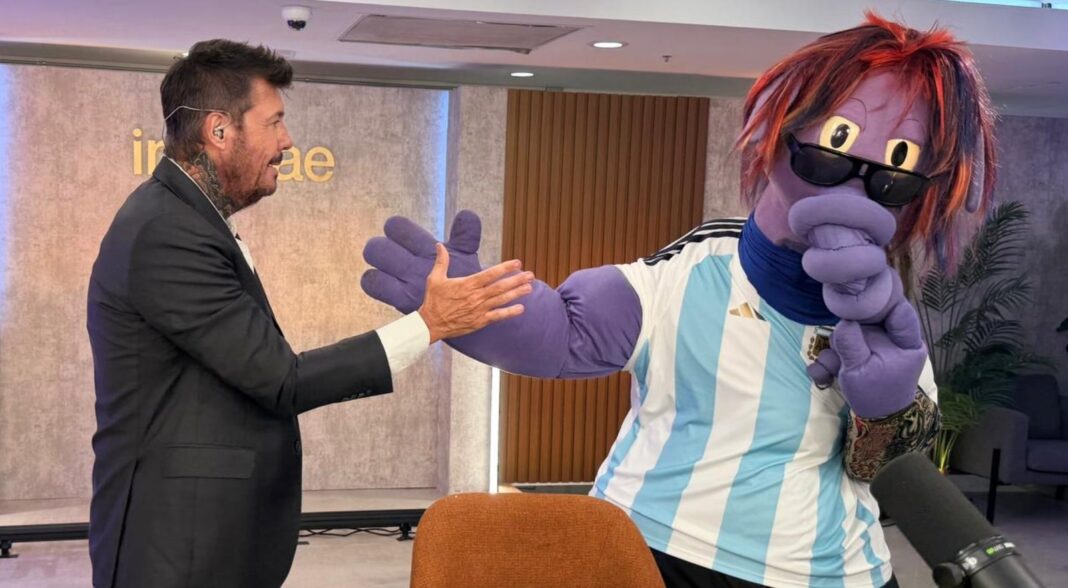 Marcelo Tinelli junto a El Oso Arturo en el estudio de Infobae Mundial en Miami