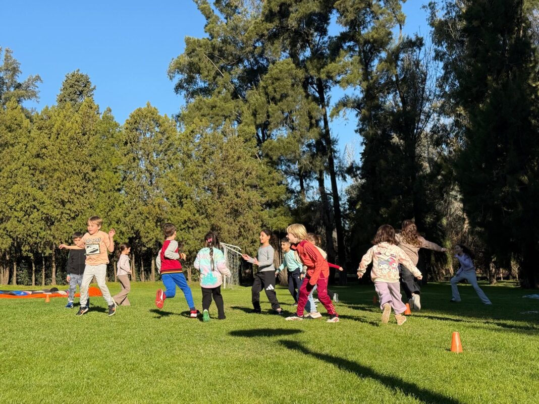 Niños jugando en un hotel durante vacaciones de invierno