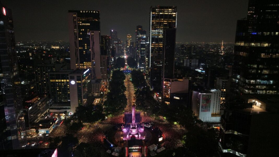 Vista aérea del Ángel de la Independencia abarrotado de aficionados durante el festejo por el triunfo de México ante Ecuador en el Mundial 2026