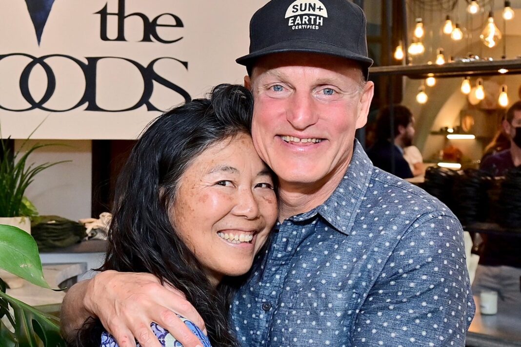Woody Harrelson y Laura Louie en una alfombra roja