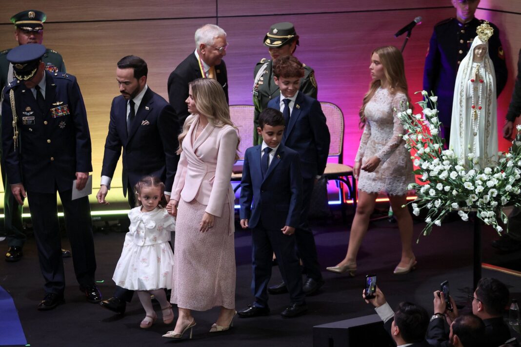 Abelardo de la Espriella en su posesión presidencial con traje azul noche