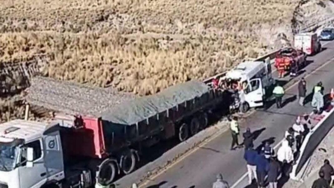 Lugar del accidente entre miniván y tráiler en Espinar, Cusco