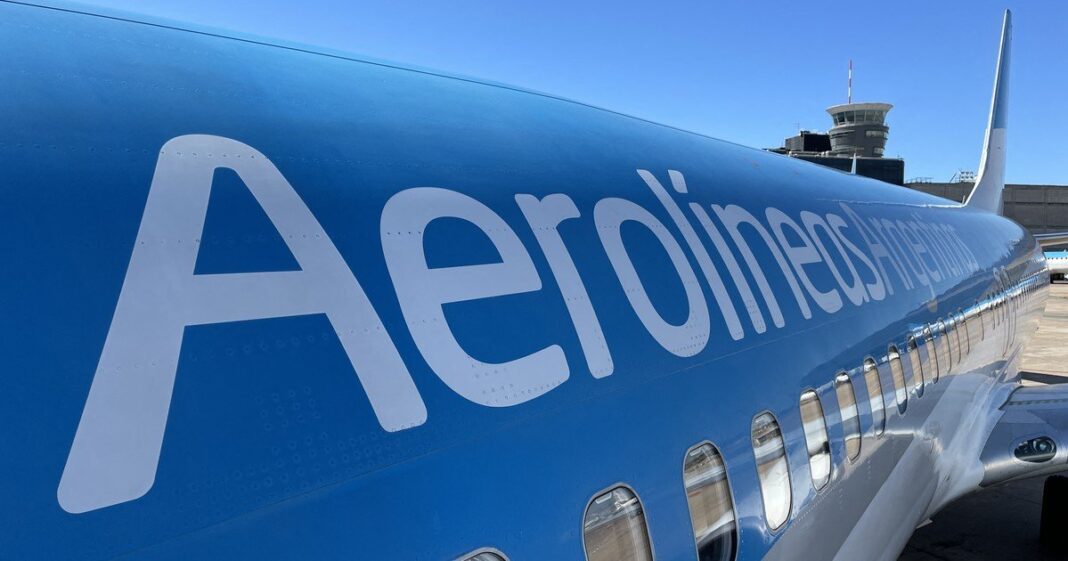 Avión de Aerolíneas Argentinas en una pista de aterrizaje