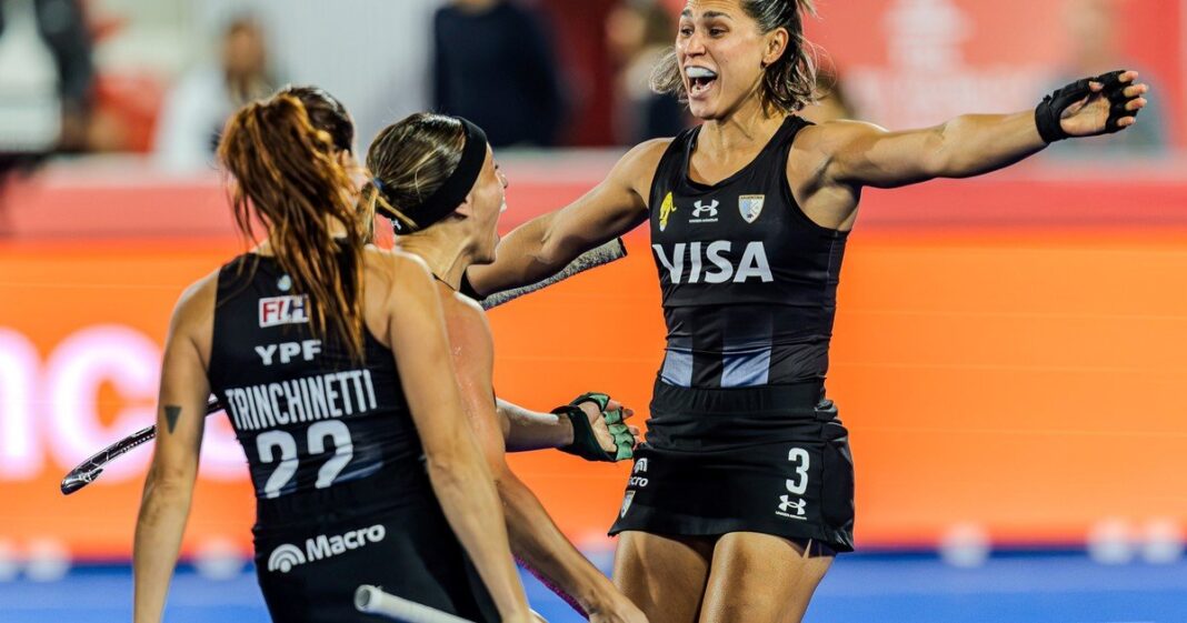Agustina Gorzelany celebrando un gol con la camiseta de Las Leonas