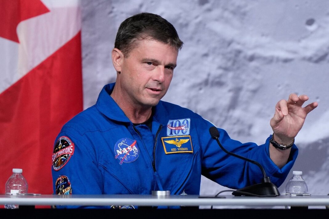 Cápsula Orión de la misión Artemis II amerizando en el Océano Pacífico