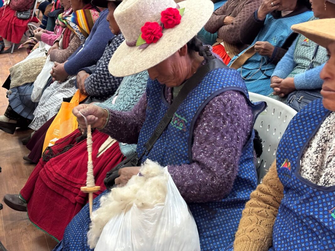 Artesanas de Espinar tejiendo en telar