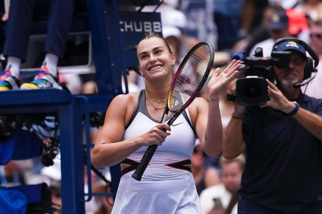 Aryna Sabalenka en la cancha de tenis