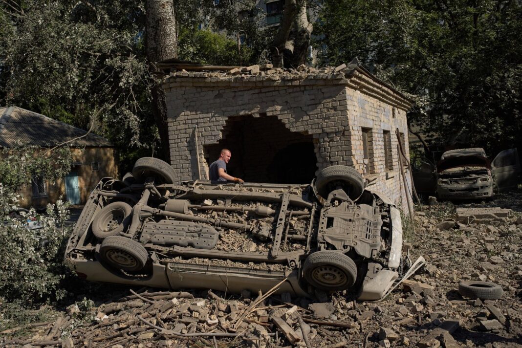 Edificio residencial dañado en Kiev tras ataque ruso