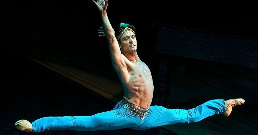 Bailarines argentinos en el escenario del Palacio Libertad durante la Gala de Ballet Repatriados