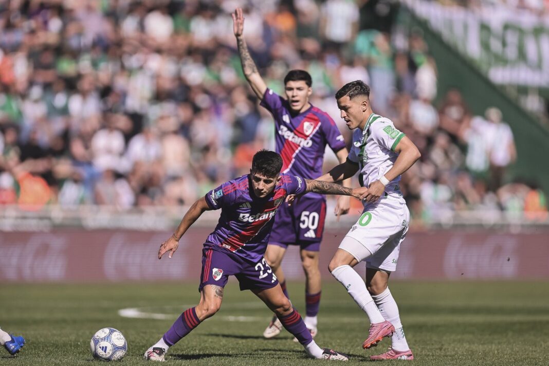 Estadio Florencio Sola durante el partido entre Banfield y River