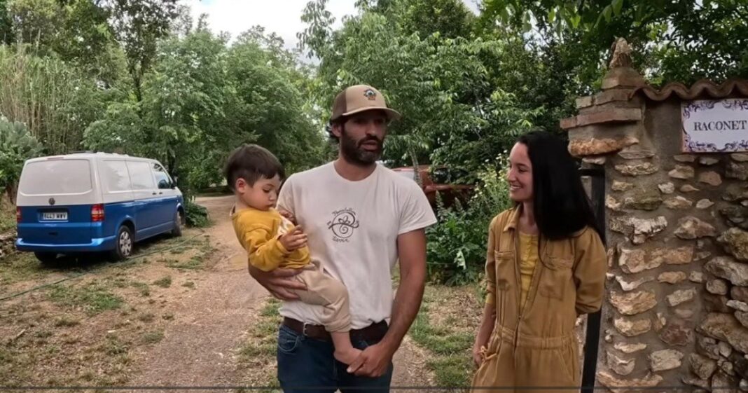 Vista de la finca de Boris y Rosa en las montañas con cabañas de bioconstrucción